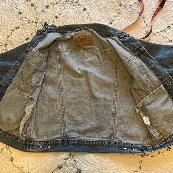 20% OFF BUNDLES! Levi’s Jean Jacket. Blue. Large 16/18 - Picture 13 of 13